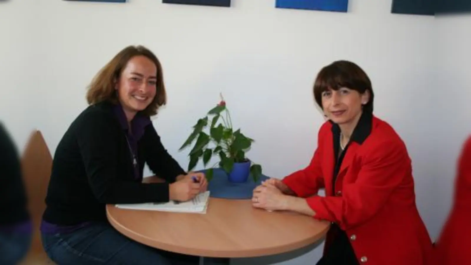 Christina Fanselau (links), „Beauftragte für Bürgerschaftliches Engagement”, bespricht mit Meryem Rebel, die sich ehrenamtlich für andere einsetzt, ein neues Projekt. (Foto: tg)