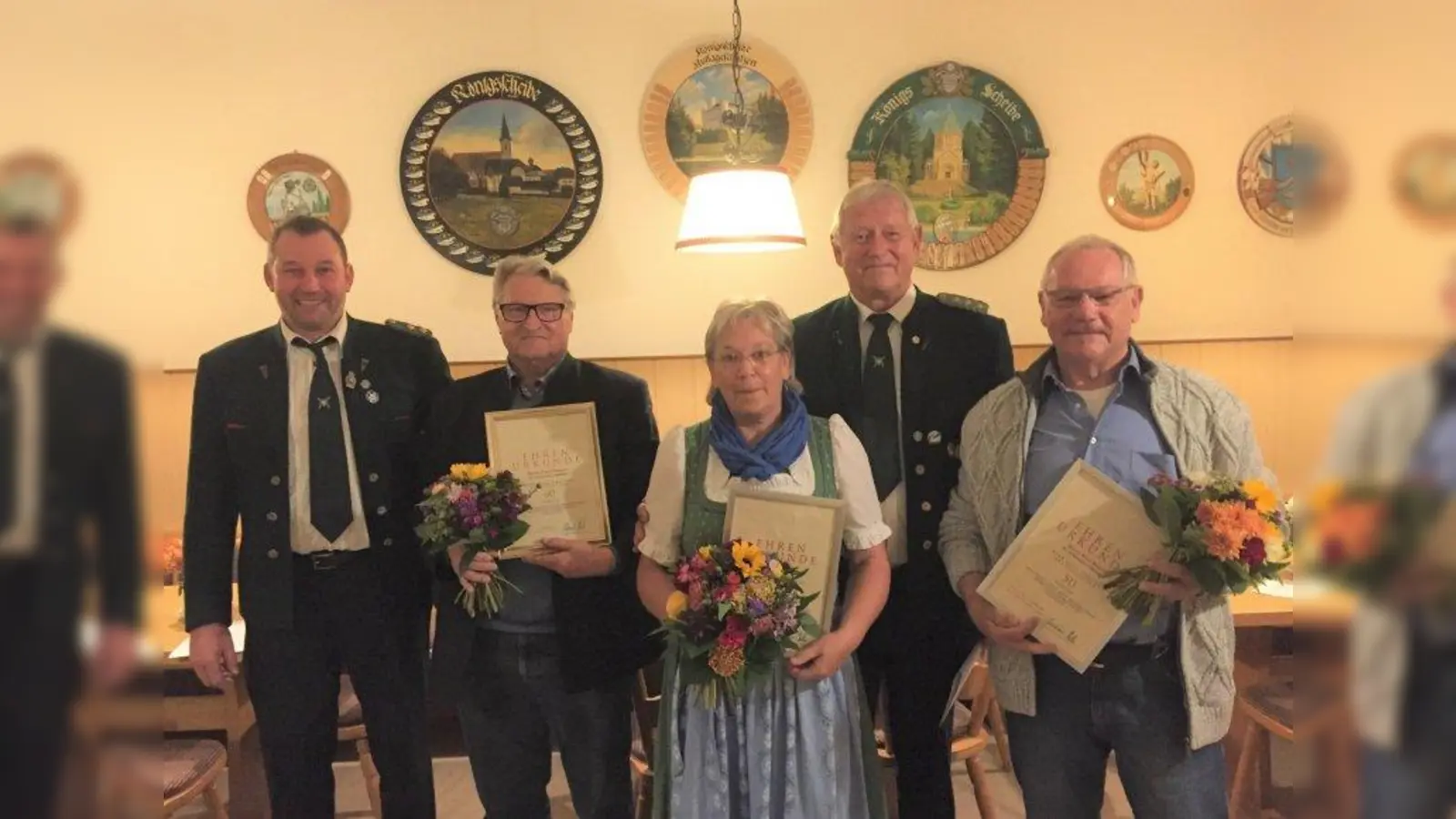 2. Schützenmeister Manfred Nöbauer jun. (links) und 1. Schützenmeister Reiner Drahtschmidt (zweiter von rechts) überreichten den langjährigen Mitgliedern der SG Aufkirchen Franz Wastian (zweiter von links), Ingrid Maier und Kurt Hänel Urkunden und Blumen. (Foto: SG Aufkirchen)