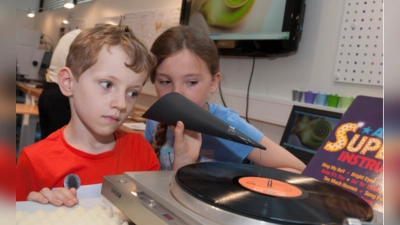 In der Hörwerkstatt des Deutschen Museums entdecken Kinder spielerisch das vielleicht spannendste Organ des Menschen: Das Ohr. (Foto: © MED-EL)