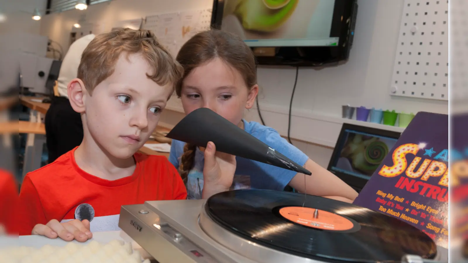 In der Hörwerkstatt des Deutschen Museums entdecken Kinder spielerisch das vielleicht spannendste Organ des Menschen: Das Ohr. (Foto: © MED-EL)