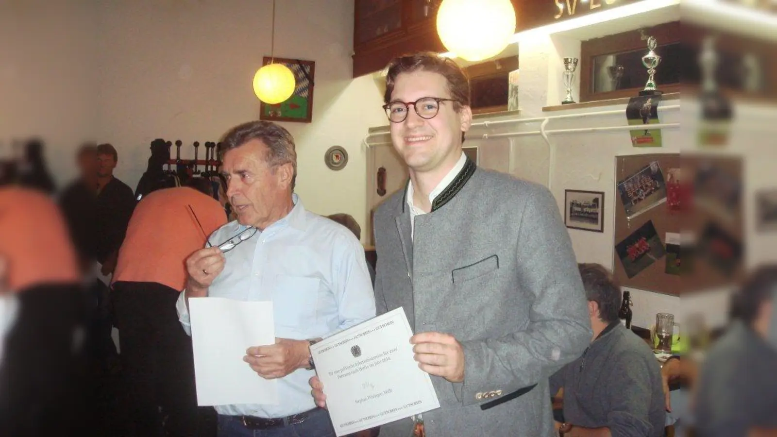Organisator Jakob Stubner (l.) und CSU-Bundestagsabgeordneter Stephan Pilsinger bei den Preisverleihungen. (Foto: SV Lochhausen)