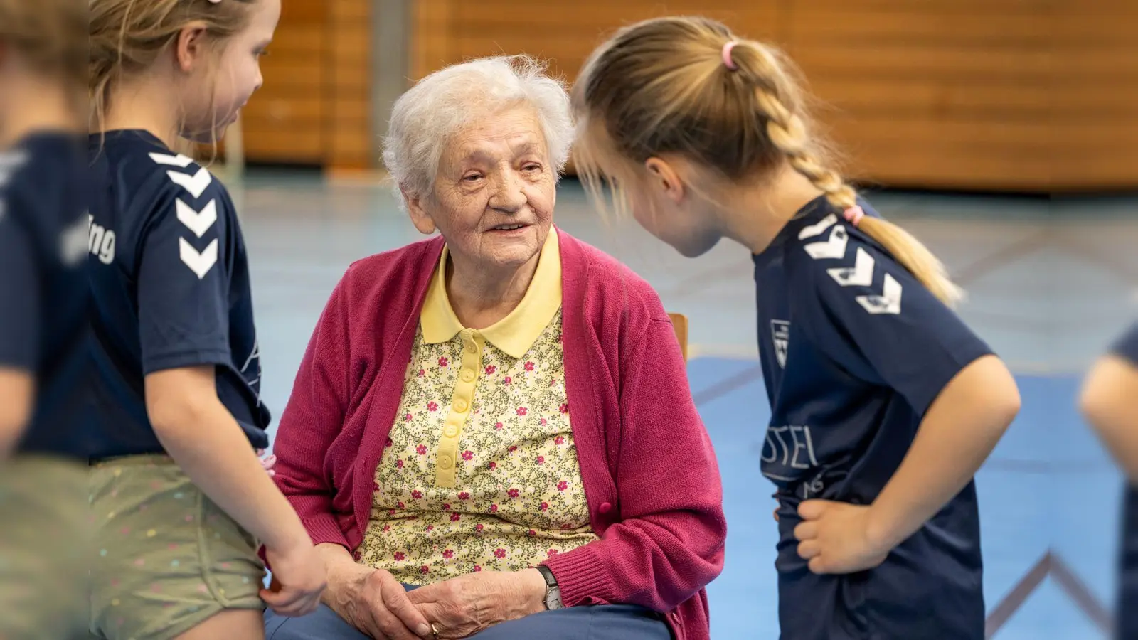 Fachgespräche zwischen den Generationen: Es geht um Handball. (Foto: Simon Kohn)
