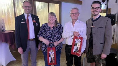 Verabschiedung von Monika Zauner und Franz Rötzer durch Bernhard Seidenath (l.) und Dennis Behrendt (r.).  (Foto: BRK-Kreisverband Dachau)