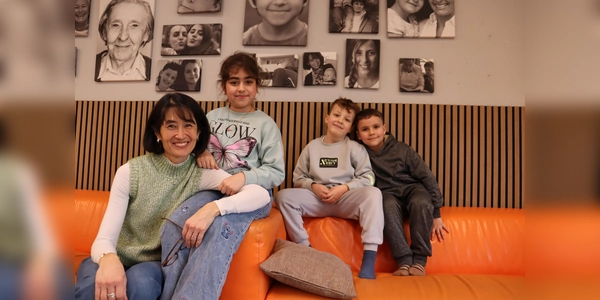 Ein Treffpunkt für große und kleine Stadtviertelbewohner ist das Milbertshofener Herz, besser bekannt als „Generationenzentrum Milbertshofen”. Leiterin Harumi Adam, Hefdier, Alen und Devian – alle fühlen sich hier wohl. 