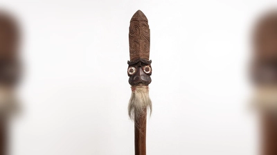Die Kunstwerke der Maori sind vielfältig und interessant – hier eine Langkeule (Taiaha) aus Akeake-Holz und Haliotis (Paua-Muschel). Sie ist in der Zeit zwischen 1860 und 1865 entstanden.  (F.: Museum Fünf Kontinente, Nicolai Kästner)