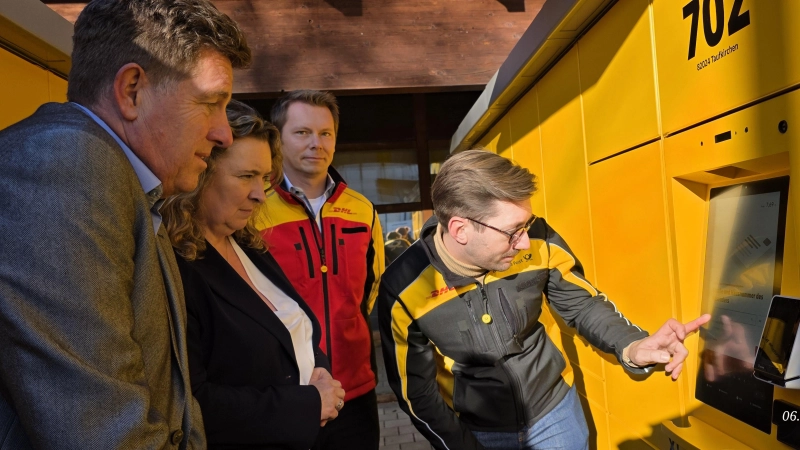 Bürgermeister Ullrich Sander, MdL Kerstin Schreyer, Stefan Kutzner, Markus Ehm, Politikbeauftragter bei DHL bei der Erläuterung der neuen Poststation. (Foto: DHL)