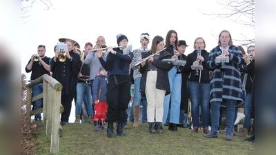 Die Geltinger Musikkapelle und die Nachwuchsmusi spielen an Silvester an vielen verschiedenen Standorten auf. (Foto: Gerog Rittler)