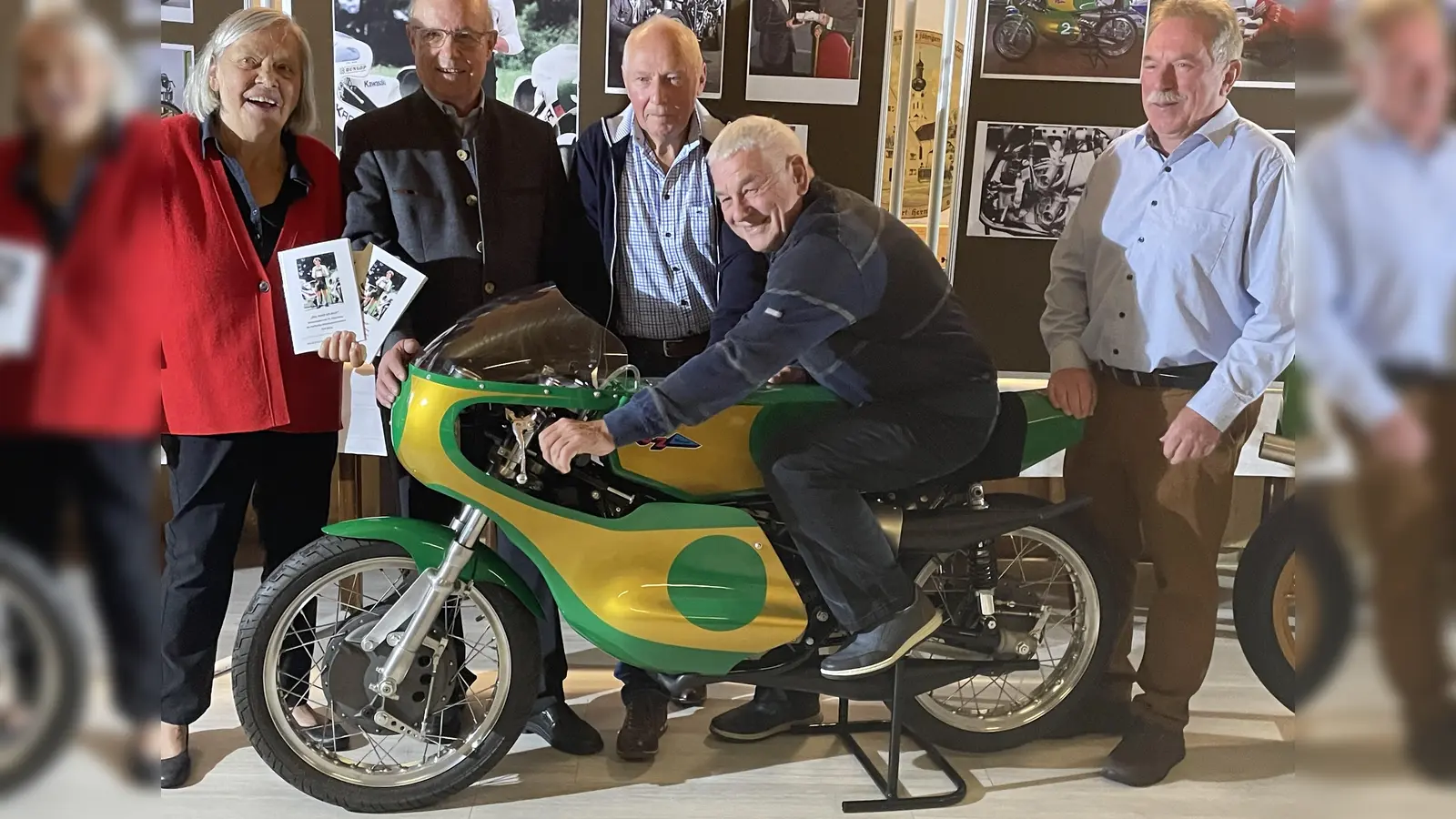 Auf dem Motorrad, das Toni Mang mit seinen Freunden selbst konstruiert hat, zeigt der Jubilar beste Haltungsnoten. Mit auf dem Foto, v.l: Jutta Göbber, Franz Meier, Sepp Schlögl und Innings Bürgermeister Walter Bleimaier, (Foto: pst)