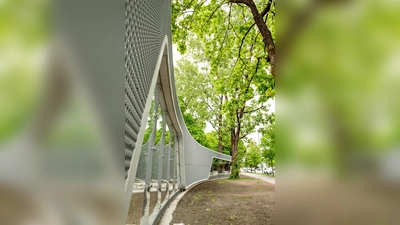 Markantes Wahrzeichen der Pöllat-Insel ist die Schallschutzmauer. (Foto: VA)