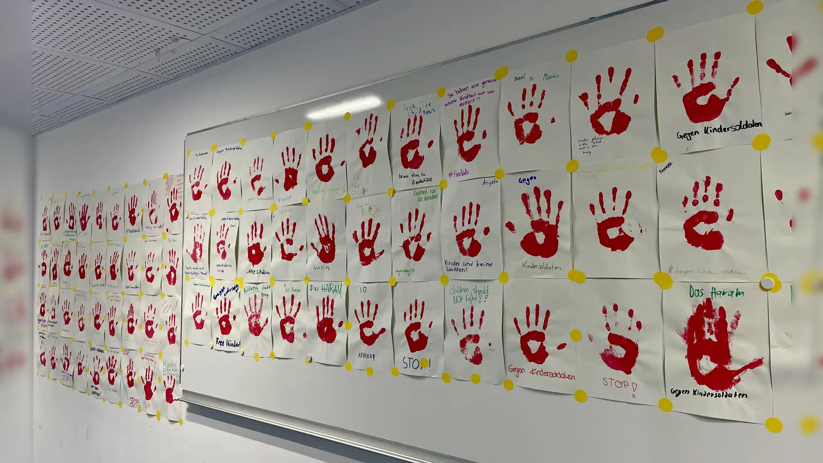 450 rote Handabdrücke zieren nun die Gänge der Helen-Keller-Realschule – ein sichtbares Zeichen für Frieden und für Kinderrechte. (Foto: Helen-Keller-Realschule)
