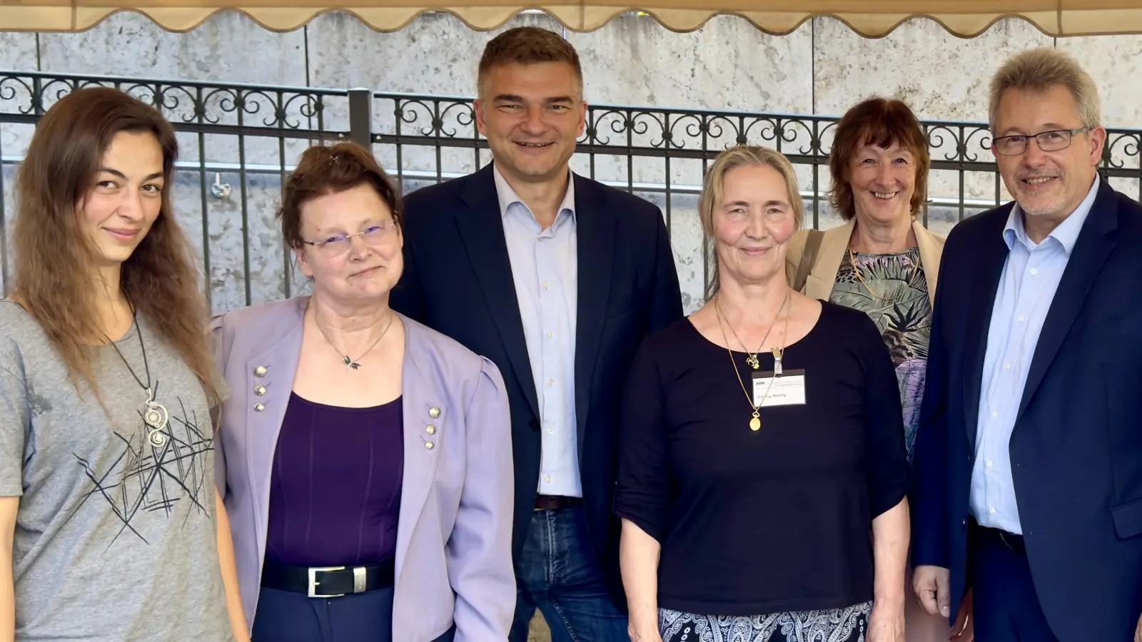 Die neugewählte Vorstandschaft des VdK Hadern (von links): Alicia Weber, Renate Heimann, Mircea Szumilas, Cornelia Hortig, Gisela Müller und Robert Köster. Nicht auf dem Bild ist Christiana Süllentrop. (Foto: VdK)