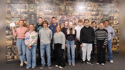 Schülerinnen und Schüler vom P-Seminar des Korbinian-Aigner-Gymnasiums mit Elisabeth Boxberger (stellv. Museumsleiter, links) und Anke Deutinger (Leiterin P-Semiar, rechts) ­ <br>  (Foto: Museum Erding)