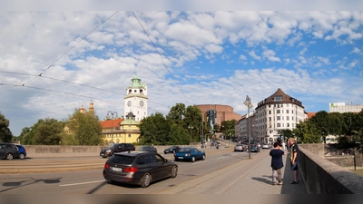 Die Ludwigsbrücke mit Blick auf den Gasteig und das Müllersche Volksbad. (Foto: Tiia Monto, CC BY-SA 4.0)