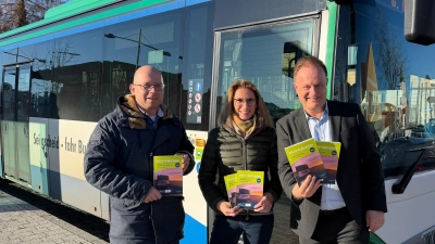Bernd Dominique Freytag (Mobilität &amp; Regionalmanagement), Cornelia Gütermann (Mobilität &amp; Regionalmanagement) und Landrat Robert Niedergesäß präsentieren die neuen Fahrpläne. (Foto: Landratsamt Ebersberg)