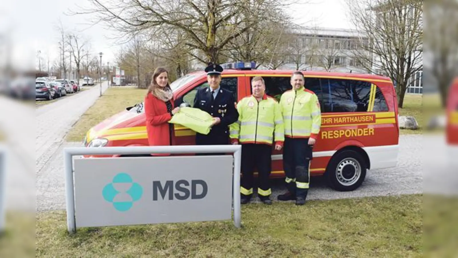 v.l. Carolin Lerch (Firma MSD), Kommandant Markus Mende, Stellvertreter Georg Schachtner und Armin Gauggel von der Freiwilligen Feuerwehr Harthausen	 (Foto: Wolfgang Mende)