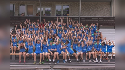 Knapp 100 Jugendliche des MTSV Schwabing hatten sich mit ihren Trainern und Betreuern auf den Weg zum Handball-Rasenturnier in Freising gemacht. (Foto: Verein)