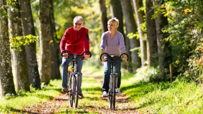 Wie man auch im Alter fit bleibt, kann man beispielsweise am Stand des ASZ Hasenbergl erfahren.  (Foto: Modell-Colourbox.com)