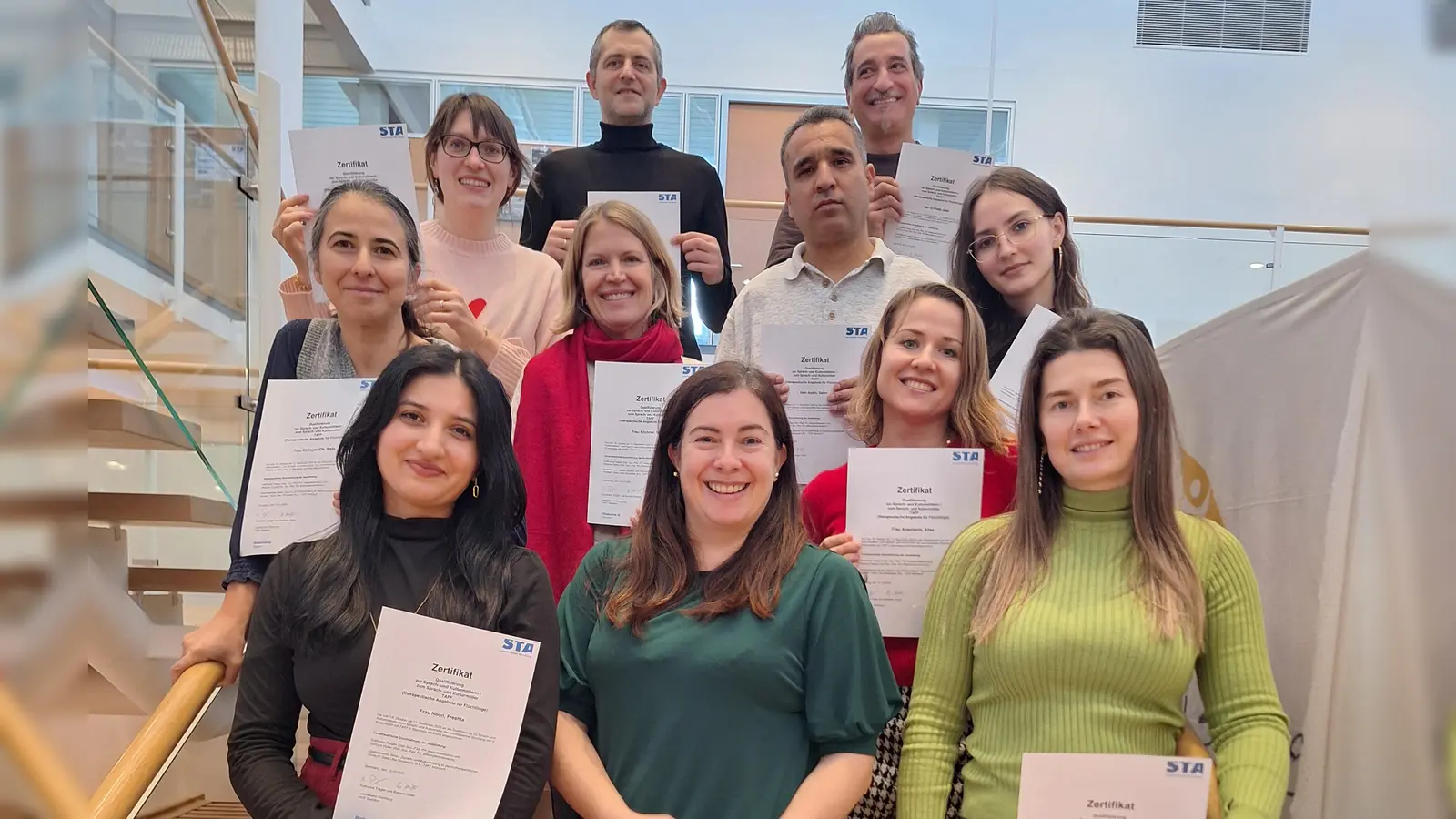 Katharina Trägler (vorne Mitte), Integrationslotsin des Landratsamtes, freut sich auf gute Zusammenarbeit mit den neuen Sprach- und Kulturmittlern.<br>  (Foto: Landratsamt)