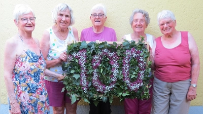 Ein rundes Jubiläum – das muss gefeiert werden. Die blumige 100 ist das Ergebnis fleißiger Hände.  (Foto: Gartenbauverein Hartmannshofen)