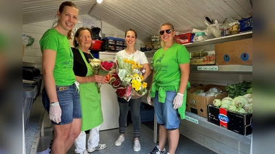 Sabine (2. v. r.), die Begründerin der Lebensmittelretter, mit einem kleinen Teil ihres Teams. Sie alle sorgen dafür, dass Lebensmittel, die eigentlich weggeworfen worden wären, noch Mensch und Tier zugutekommen.  (Foto: hw)