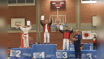 So sehen glückliche Sieger aus: Samuel Angeraten (TSV Neufahrn), Julian Biermanski und Stefan Brezina (beide SG Moosburg) (v. li.). (Foto: TSV Neufahrn)