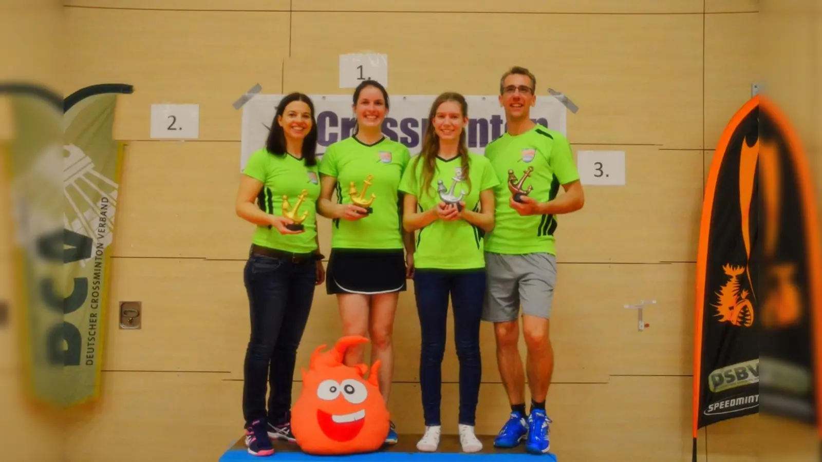 Von links nach rechts: Vivien Klee, Anna Hubert, Katrin Huber und Paul Holleis mit ihren Medaillen in Form von Ankern. (Foto: Verein)