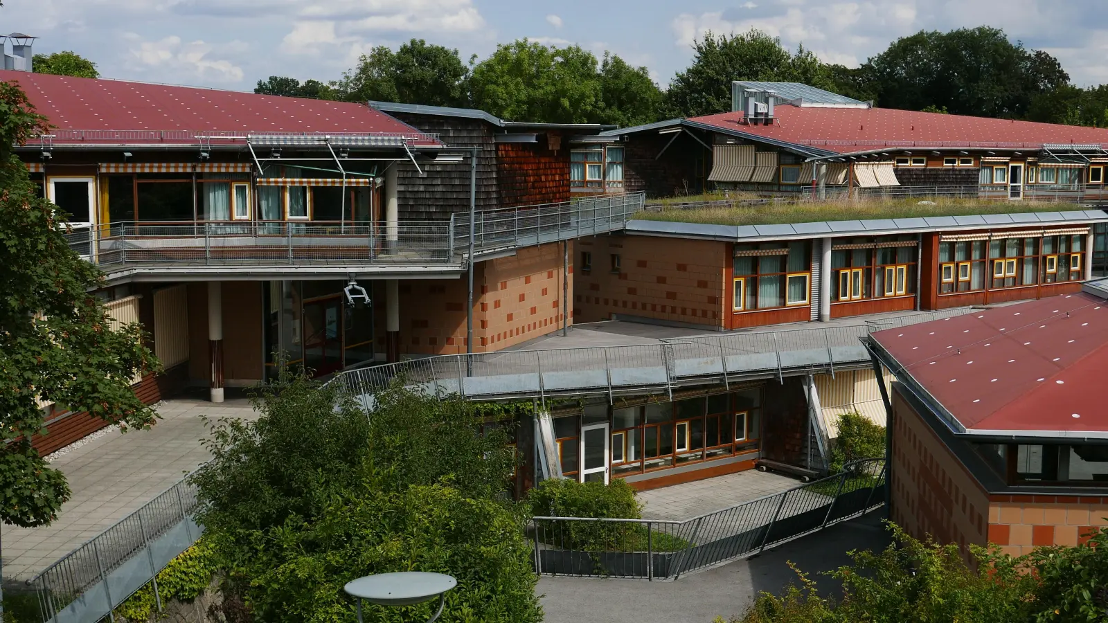 In die Jahre gekommen: das Förderzentrum Hören am Schulzentrum Johanneskirchen. (Foto: Bezirk Oberbayern)