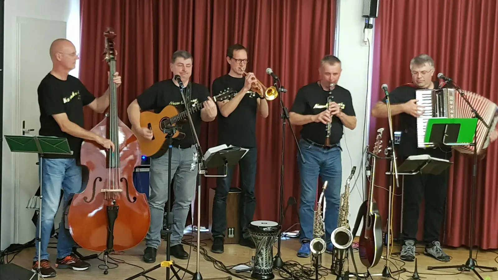 Die „Nasenbach Musi“, das sind fünf Musiker aus Albaching. (Foto: VA)