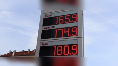 Ob bei der Anschaffung, der Versicherung oder an der Zapfsäule – die Preise für Mobilität gingen in den letzten Jahren nach oben. (Foto: mha)