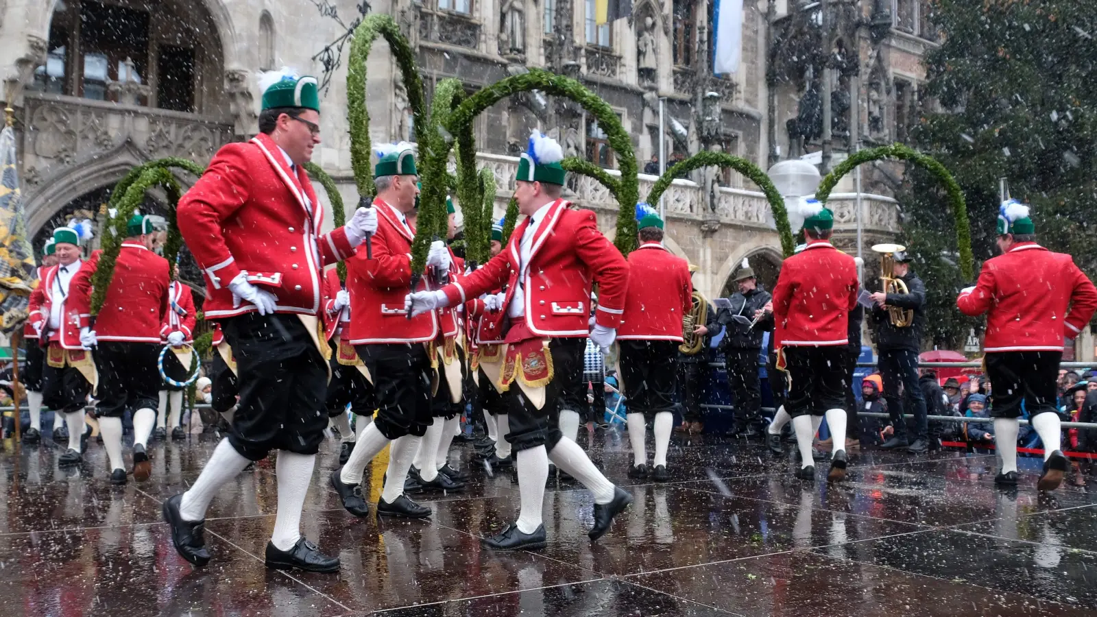 Die Münchner Schäffler (Foto) tanzen demnächst vor dem Landratsamt am Mariahilfplatz, ebenso wie die Kollegen aus Aschheim, Ismaning und Kirchheim. (Archivbild: Robert Bösl)