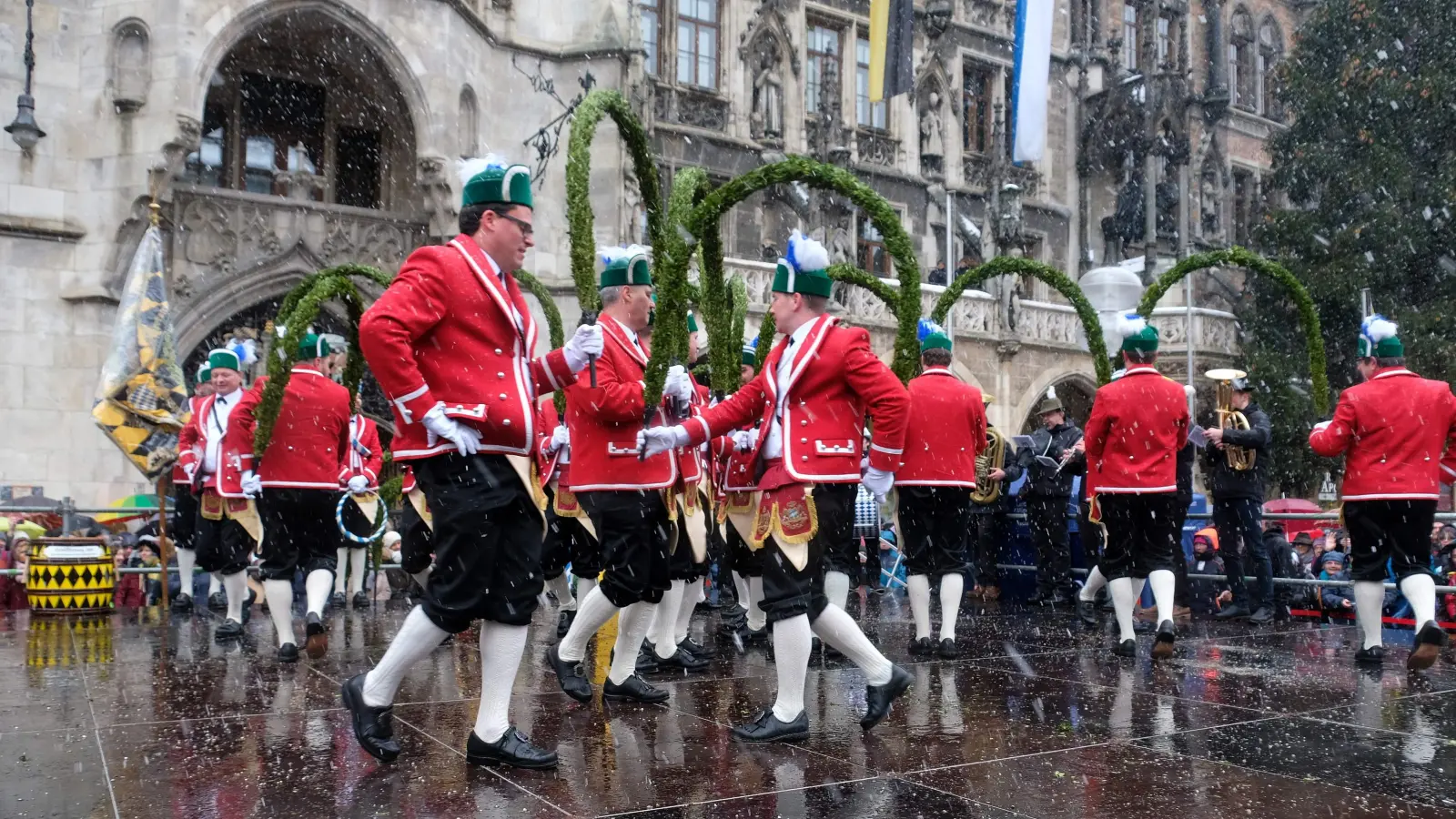 Die Münchner Schäffler (Bild) tanzen demnächst vor dem Landratsamt am Mariahilfplatz, ebenso wie die Kollegen aus Aschheim, Ismaning und Kirchheim. (Foto: Robert Bösl)