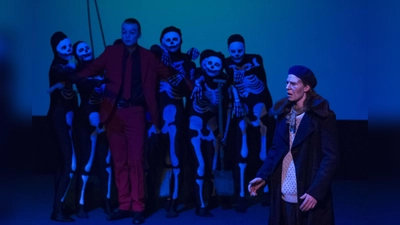 Vier Waldorfklassen bringen den "Faust" auf die Theaterbühne der Rudolf-Steiner-Schule in Ismaning. Unser Bild stammt aus der Tragödie zweiter Teil. (Foto: Florian Flade)