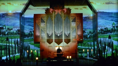 Auch im vergangenen wurde die Sendlinger Orgelnacht durchgeführt. Damals mit einer Installation von Vanessa Hafenbrädl. (Foto: Richard Stry)