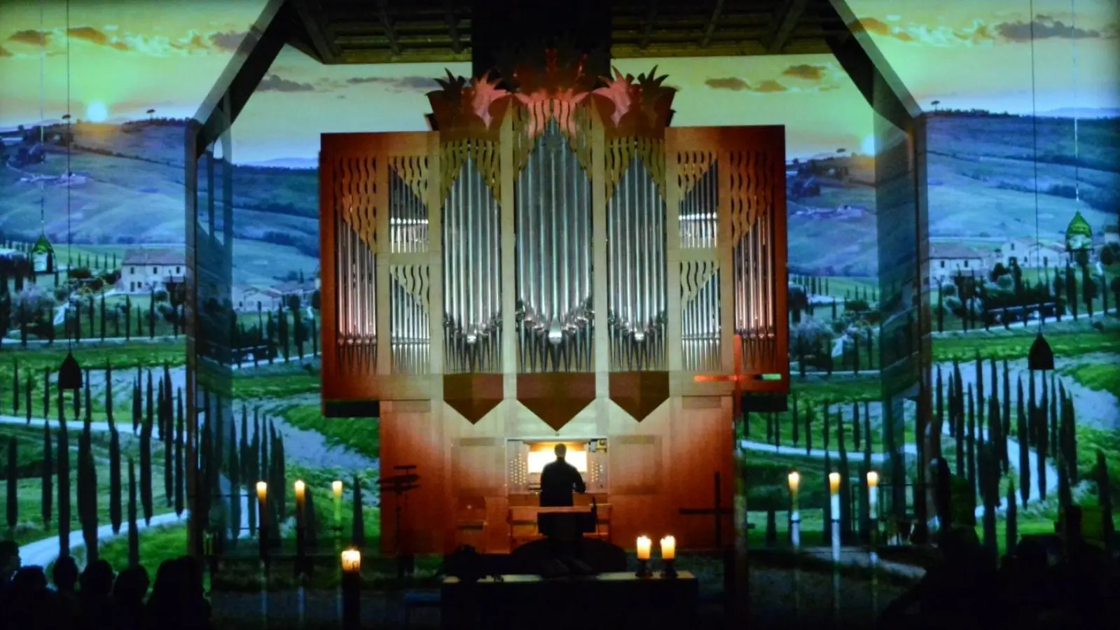 Auch im vergangenen wurde die Sendlinger Orgelnacht durchgeführt. Damals mit einer Installation von Vanessa Hafenbrädl. (Foto: Richard Stry)