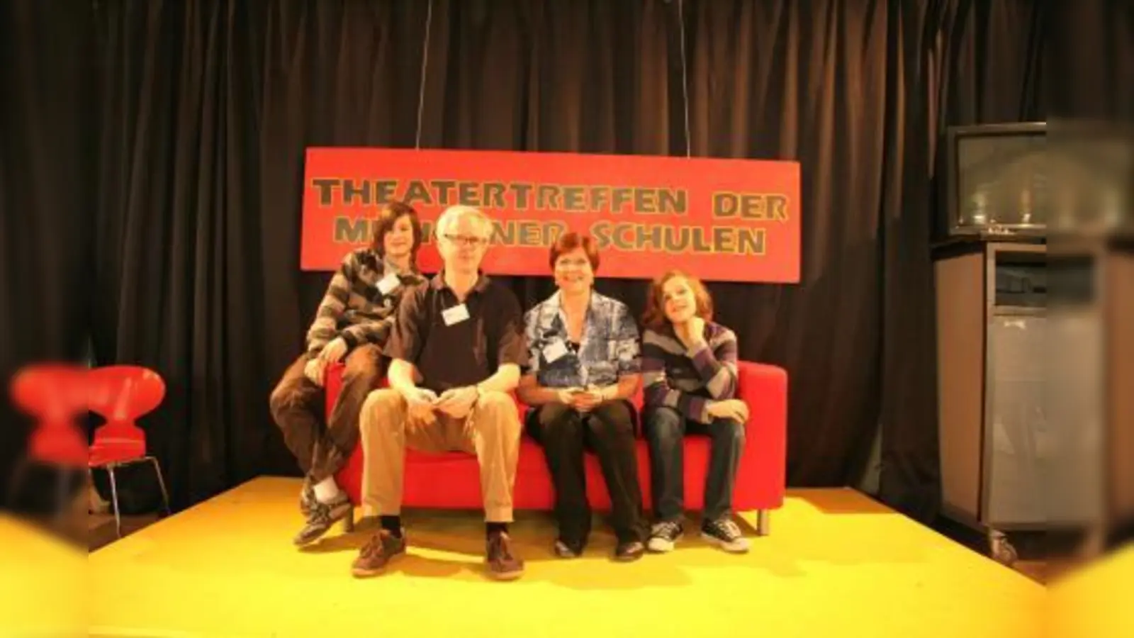 Das rote Interviewsofa diente für Gespräche mit den kleinen Theaterkünstlern nach ihren Aufführungen. Festival-Blogger Tilmann, Reinhardt Kapfhammer von Kultur und Spielraum, Ilona Herrmann vom Pädagogischen Institut und Blogger Theo (v.l.). (Foto: US)