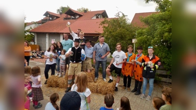 Leidenschaft, Kreativität, Teamgeist und viel, viel Spaß am Start! Beim vierten Seifenkistenrennen in Unterbrunn traten 32 Teams mit ausgeklügelten und einzigartig gestalteten Renngefährten gegeneinander an. (Foto: Andreas Heb)