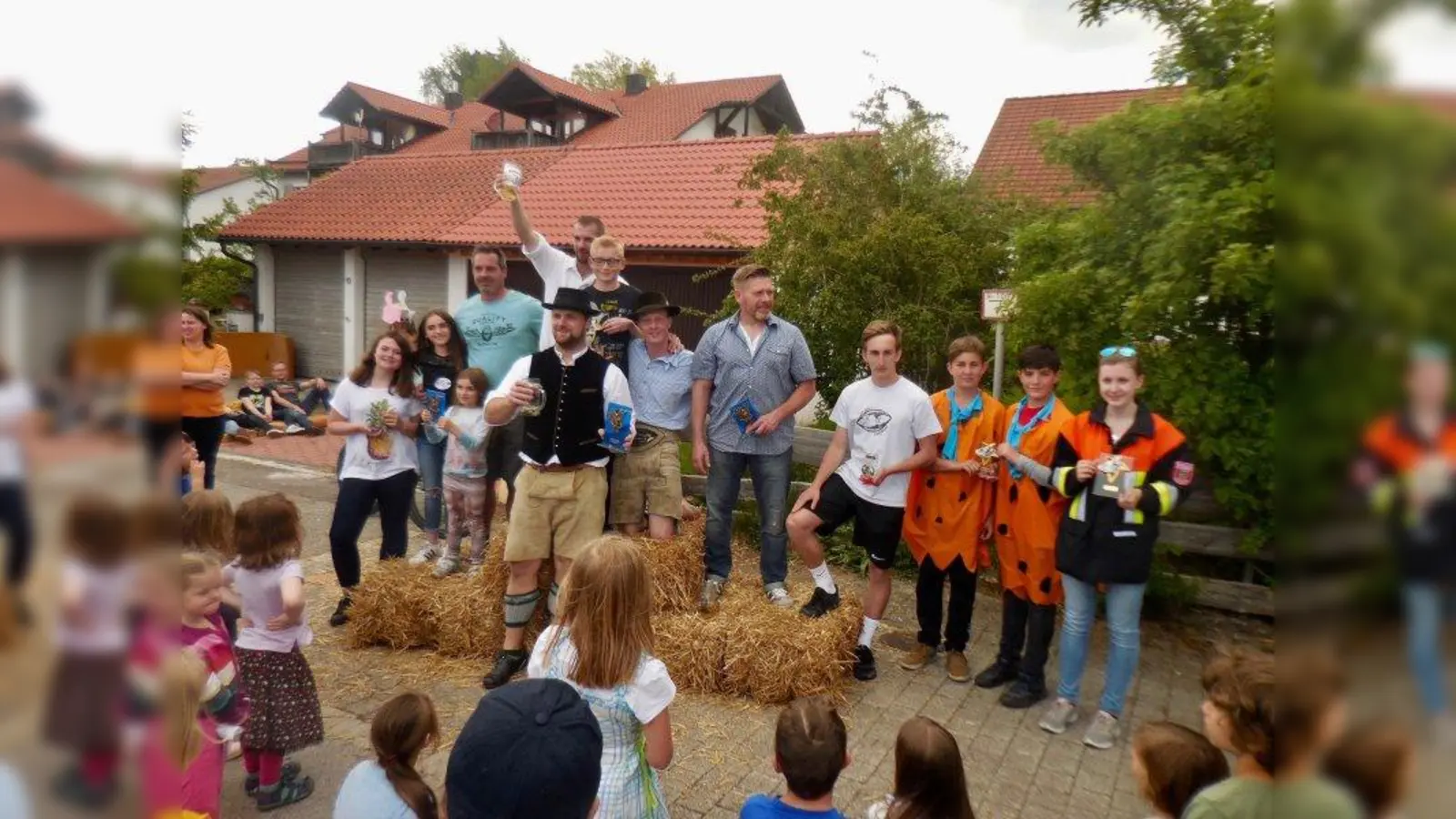 Leidenschaft, Kreativität, Teamgeist und viel, viel Spaß am Start! Beim vierten Seifenkistenrennen in Unterbrunn traten 32 Teams mit ausgeklügelten und einzigartig gestalteten Renngefährten gegeneinander an. (Foto: Andreas Heb)