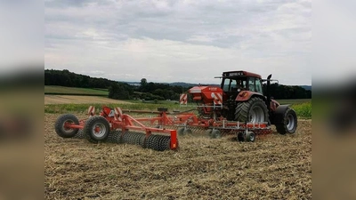 Ein Traktor bei der Ansaat. (Foto: Gemeinde Gilching)