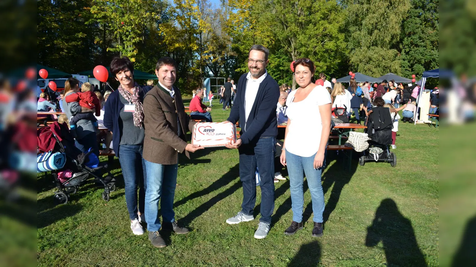 Gruppenfoto mit Kuchen (von links): Elisabeth Forstner-Schweitzer (Leiterin des AWO-Kindergartens St.-Florian-Straße), Bürgermeister Andreas Kemmelmeyer, AWO-Fachabteilungsleiter Axel Geißendörfer, Nicole Eisenhöfer (Leiterin der AWO-Mittagsbetreuung). (Foto: AWO)