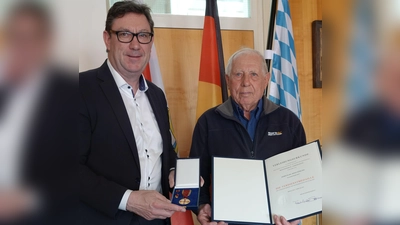 Landrat Martin Bayerstorfer (links) händigte die Auszeichnung an Karl Heinz Röhling aus Walpertskirchen aus. (Foto: Landratsamt Erding)