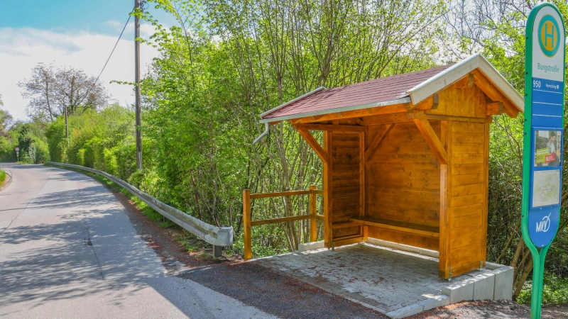 Kaum gewünscht, schon da: das neue Bushäusl in Widdersberg. (Foto: Gemeinde Herrsching)