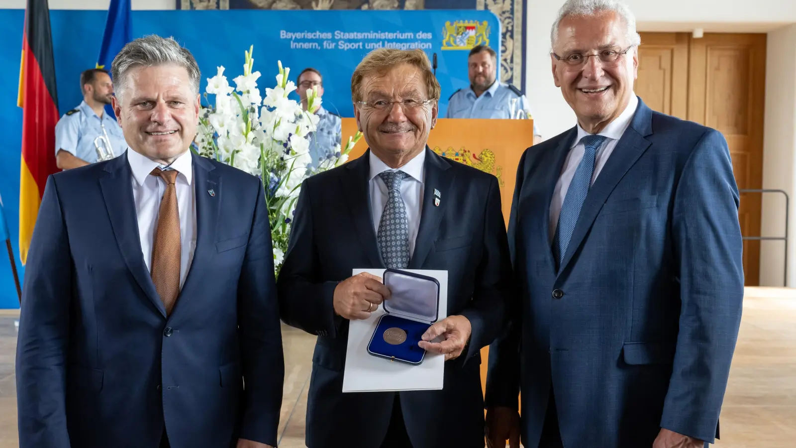 Ehrung in Schloss Dachau: Hans Friedl (m.) mit Innenminister Hermann (r.) und Bürgermeister Stefan Joachimsthaler (l.). (Foto: Bayer. Innenministerium)