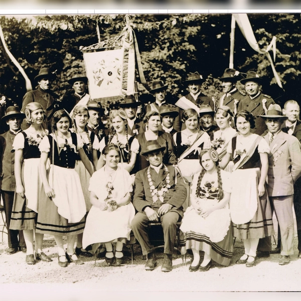 Die Schützengesellschaft „Reiher” feierte in den 1930er Jahren mit einem großen Fest ihre Fahnenweihe. (Foto: Schützengesellschaft Unterhaching)