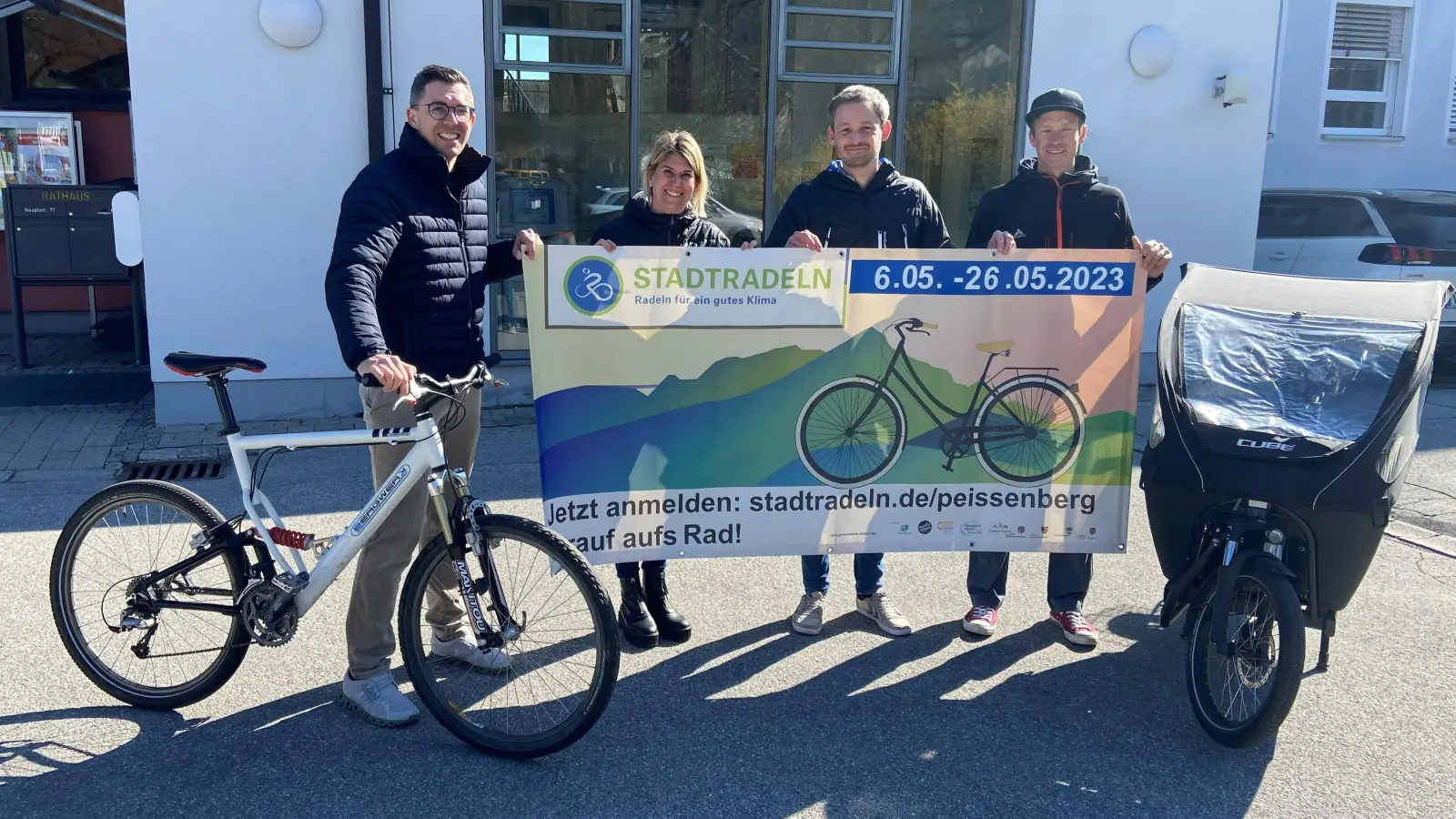 Auf die Räder, fertig, los! Bürgermeister Frank Zellner (von links), seine Mitarbeiterin Stephanie Vogl, Klimaschutzmanager Matthias Tengler und Triathlet Lukas Krämer rühren kräftig die Werbetrommel fürs Stadtradeln. (Foto: Markt Peißenberg)