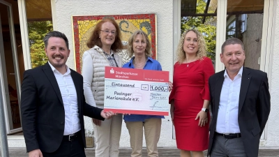 Kleine Finanzspritze für das Ferienprogramm „Kunst und Krempel” in der Pasinger Fabrik: (v. l.) Philipp Bauer, Maria Osterhuber-Völkl vom Verein Mariensäule und Conny Beckstein vom Kindercafé sowie Jacqueline Karl und Peter Zahren von der Kreissparkasse bei der Scheckübergabe. (Foto: Ulrike Seiffert)