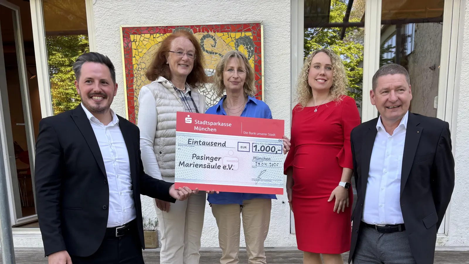 Kleine Finanzspritze für das Ferienprogramm „Kunst und Krempel” in der Pasinger Fabrik: (v. l.) Philipp Bauer, Maria Osterhuber-Völkl vom Verein Mariensäule und Conny Beckstein vom Kindercafé sowie Jacqueline Karl und Peter Zahren von der Kreissparkasse bei der Scheckübergabe. (Foto: Ulrike Seiffert)