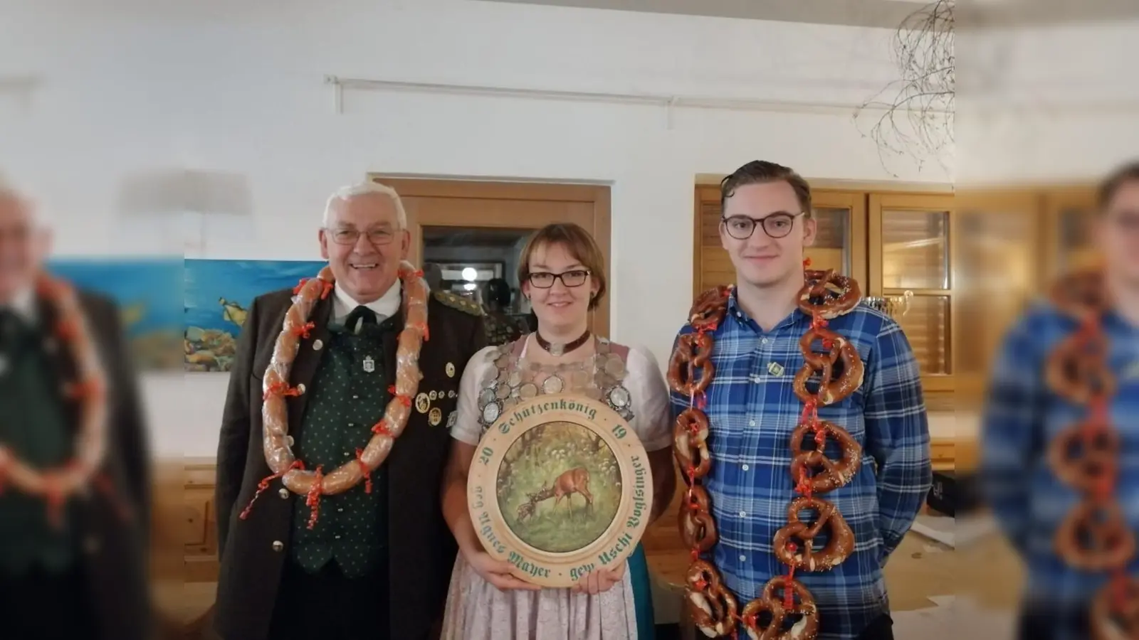 Die neuen Harthauser Schützen–Könige (v.l.): Wurstkönig Franz Voglsinger, Schützenkönigin Uschi Voglsinger und Brezenkönig Max Tränkler. (Foto: privat)