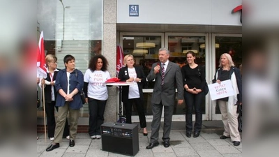 Günter Dechant, Geschäftsleiter der Laimer Hertie-Filiale bedankte sich bei Kunden, Mitarbeitern und Geschäftsleuten für  deren Unterstützung. Von links im „Aus für Hertie”-T-Shirt: Erika Scherzer, Christina Radinger, SPD-Stadträtin Verena Dietl und Margit Meier (SPD) vom Bezirksausschuss Laim. (Foto: tg)