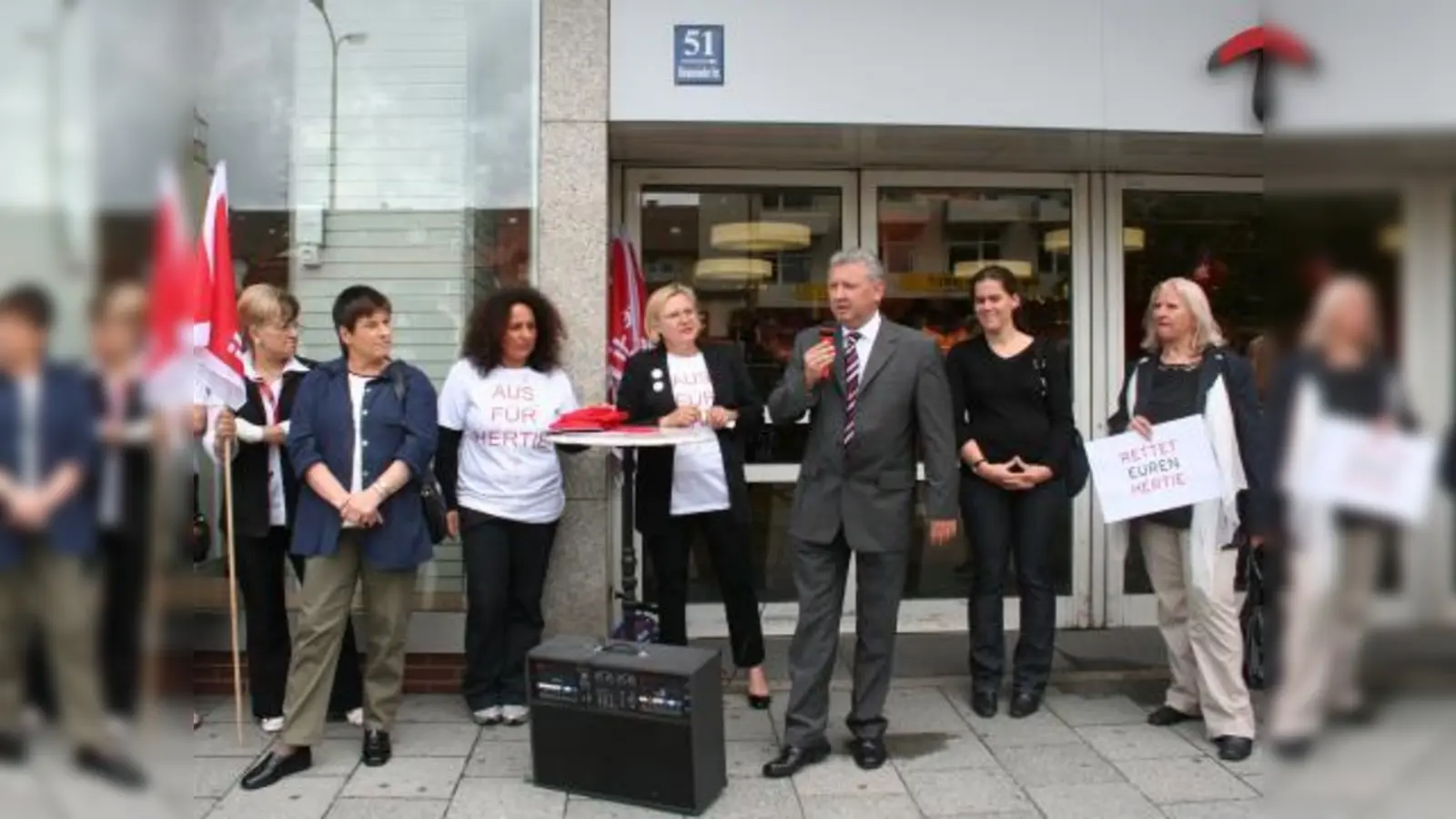 Günter Dechant, Geschäftsleiter der Laimer Hertie-Filiale bedankte sich bei Kunden, Mitarbeitern und Geschäftsleuten für  deren Unterstützung. Von links im „Aus für Hertie”-T-Shirt: Erika Scherzer, Christina Radinger, SPD-Stadträtin Verena Dietl und Margit Meier (SPD) vom Bezirksausschuss Laim. (Foto: tg)