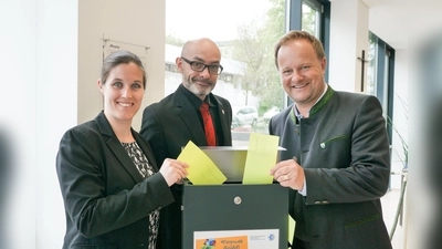 Jennifer Becker mit Hubert Schulze (KBW Ebersberg) und Landrat Robert Niedergesäß (v. li.) rufen zur Wahlbeteiligung auf. (Foto: LRA Ebersberg)